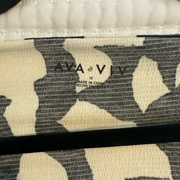 Ava & Viv Patterned Top - Picture 3 of 4